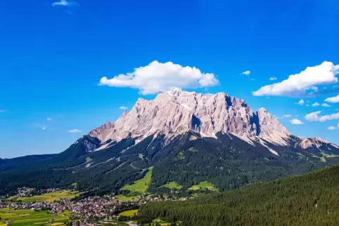 111 Kilometer rund um die Zugspitze haben die Extremläufer gemeistert. Bis auf eine Höhe von 2300 Metern sind sie dabei gekommen