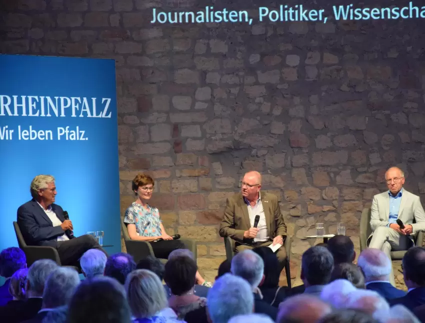 Michael Garthe diskutiert mit Prof. Manuela Glaab von der Uni Landau, Peter Frey, ehemaliger Chefredakteur des ZDF und Prof. Kar