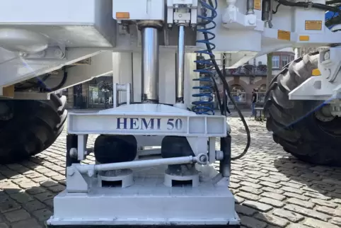 Die Rüttelplatte eines Vibro-Trucks. Sie versetzt den Untergrund in Schwingungen. 