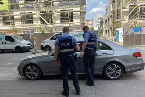 Autofahren in der Fußgängerzone kostet 50 Euro.