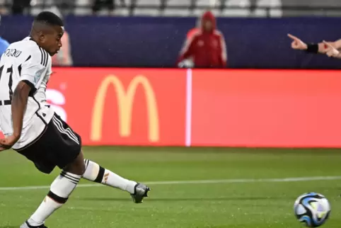 Youssoufa Moukoko bei seinem verschossenen Elfmeter. 