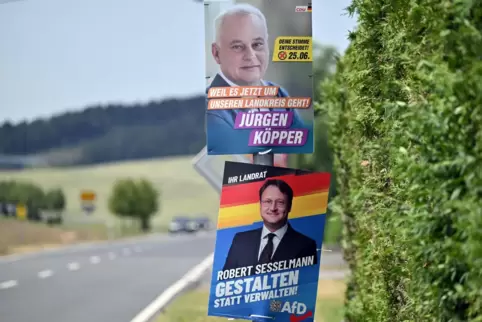Plakate mit den Porträts der Kandidaten hängen an der Bundesstraße 89 im Landkreis Sonneberg.