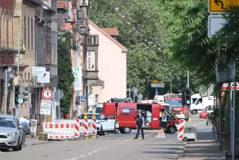 Weil ein Bagger am Freitagmorgen eine Gasleitung beschädigt hat, mussten Straßen gesperrt und Häuser evakuiert werden. 