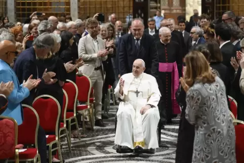 Der Papst mahnte beim Empfang von Künstler in der Sixtinischen Kapelle, die Armen nicht zu vergessen. 