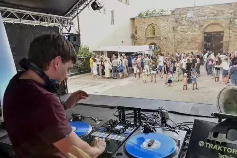 Den Auftakt zu den Kulturtagen macht eine After-Work-Party ab 18 Uhr in der Erkenbertruine. Wie hier 2022 legt DJ Moritz Bart au