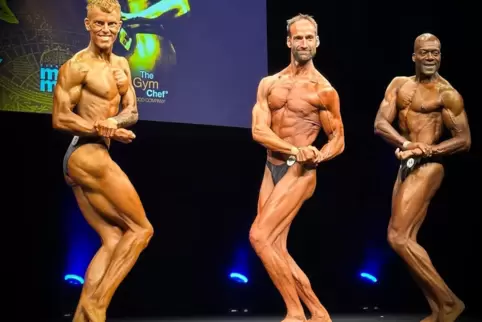 Bühnenshow: Der Zweibrücker Stephan Hirsch ( Mitte) belegte bei der Bodybuilding-WM in England Platz acht in der Athletikklasse.