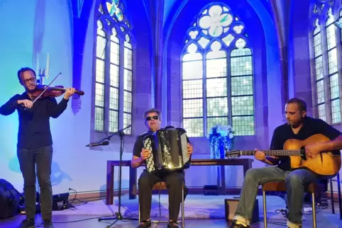 Grandioser Auftritt: Marcel Loeffler (Mitte) mit seinem Trio in der Ludwigskapelle.