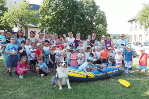 Kinder und Erzieherinnenn des protestantischen Kindergartens Contwig üben für ihre Aufführung am Samstag, wenn der Kindergarten 