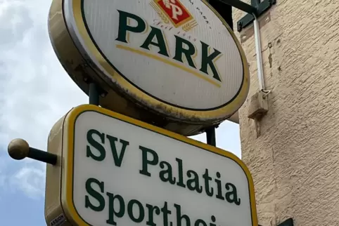 Gemessen an den Sportheim-Schildern marschierten die benachbarten Fußballklubs ...
