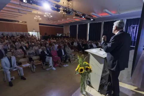 Schulleiter Ulrich Becker blickte auf die Geschichte des Heinrich-Heine-Gymnasiums zurück. 