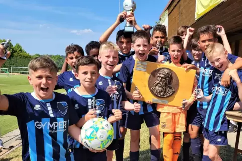 Die E-Junioren des SFC Kaiserslautern präsentieren stolz den Wanderpokal mit dem Bronzerelief von Kaiser Barbarossa und einer in