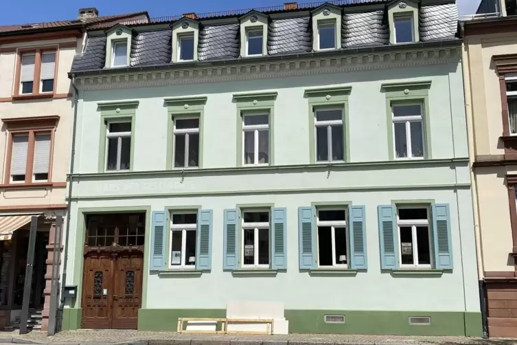 Die „Stiftung zur Förderung der pfälzische Geschichtsforschung“ hat ihren Sitz in der Heinestraße 3 in Neustadt. 