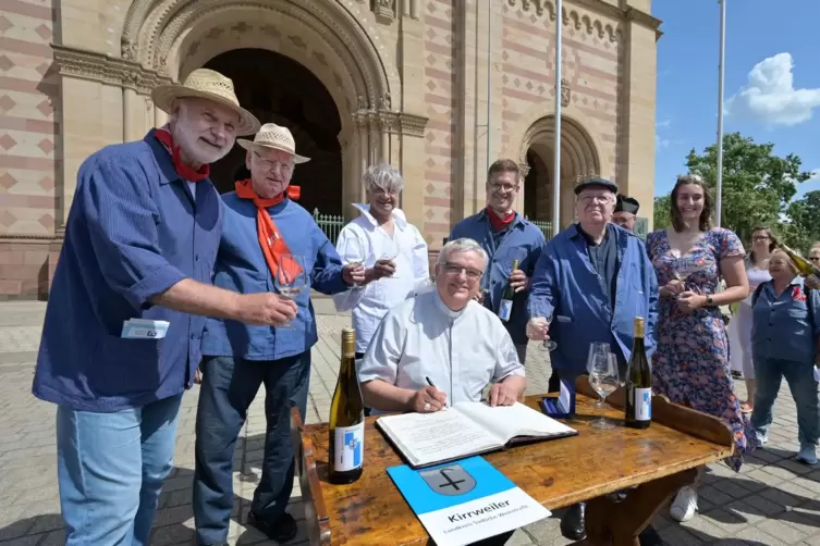 SIchtlich erfreut über die gelungene Weinübergabe: Bürgermeister Rolf Metzger (links) und sitzend Bischof Karl-Heinz Wiesemann.