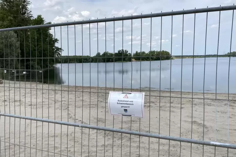 Gesperrt: Mit schweren Gittern hat die Gemeinde den öffentlichen Teil des Silbersees eingezäunt. 