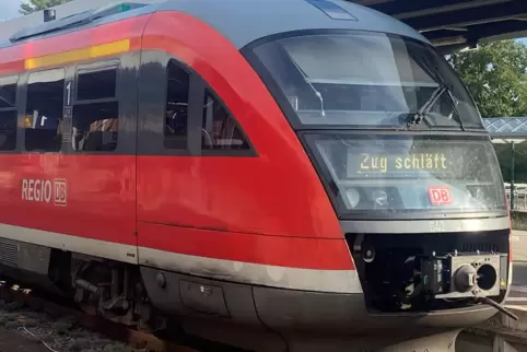 „Zug schläft“ steht auf einer Regionalbahn im Zweibrücker Hauptbahnhof. Die Verlängerung der S-Bahn von Homburg nach Zweibrücken