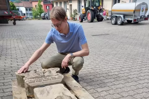 Georg Amberger hat die Rettung des alten Grabsteins unterstützt und will sich auch nach dessen Instandsetzung als Pate darum küm