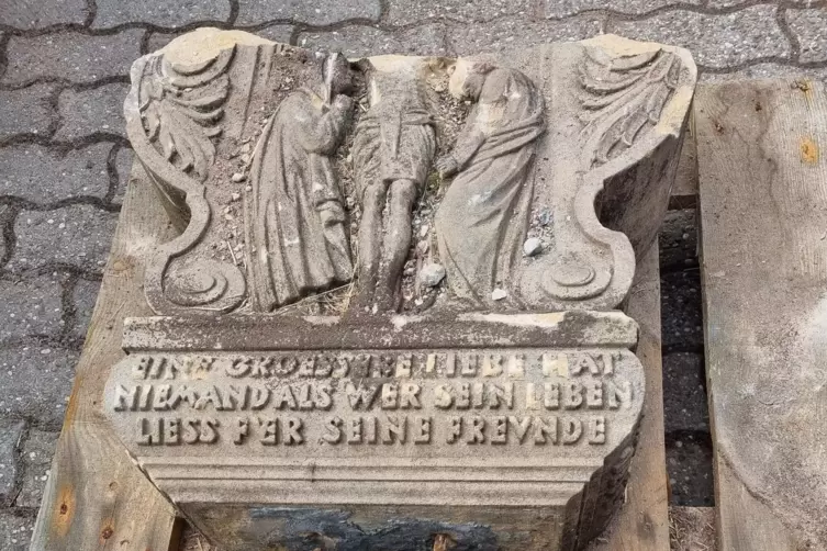 Vor &uuml;ber 99 Jahren wurde der Grabstein f&uuml;r den Arzt Nikolaus Anstett in Dahn errichtet. 