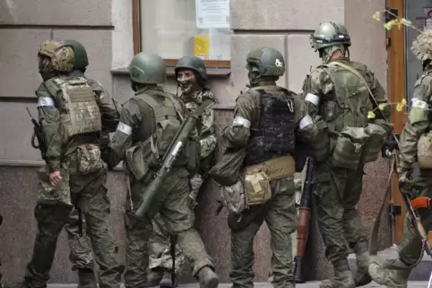Rostow am Don: Russische Soldaten gehen eine Straße entlang. In Russland eskaliert der Konflikt zwischen der Söldnergruppe Wagne