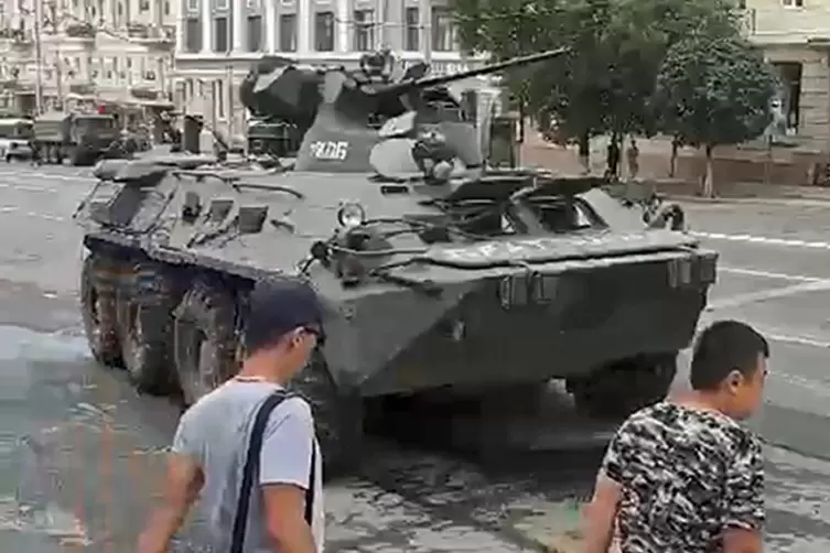 Dieses Videostandbild zeig einen russischer Panzer in einer Stra&szlig;e in Rostow am Don.