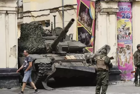 Rostow am Don: Russische Polizisten stehen Wache in einer Straße.