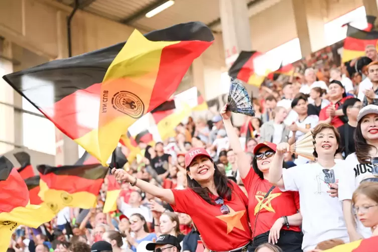  Jubelnde Fans in Offenbach. 