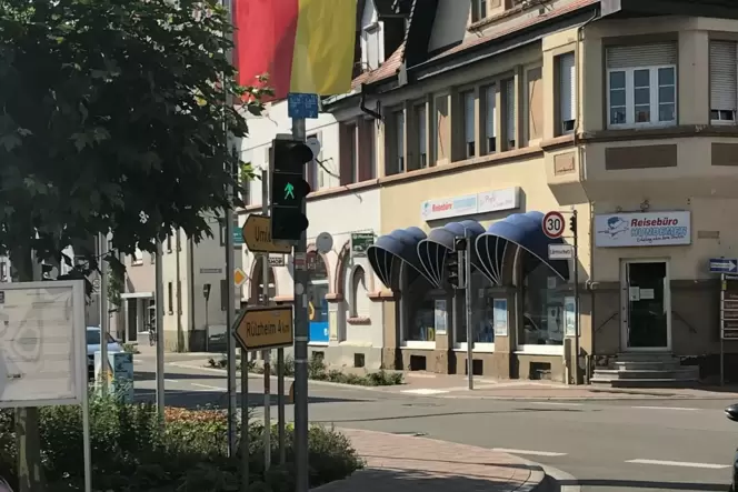 Bellheims einzige Ampelkreuzung. Hier soll künftig ein Lord die Fußgänger auf Haupt- und Rülzheimer Straße zum Gehen oder Stehen Bellheims einzige Ampelkreuzung. Hier soll künftig ein Lord die Fußgänger auf Haupt- und Rülzheimer Straße zum Gehen oder Stehen