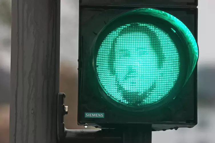 Ein Ampelm&auml;nnchen der besonderen Art: Das Gesicht von Friedrich Engels leuchtet vor dem Engels-Haus in Wuppertal. 