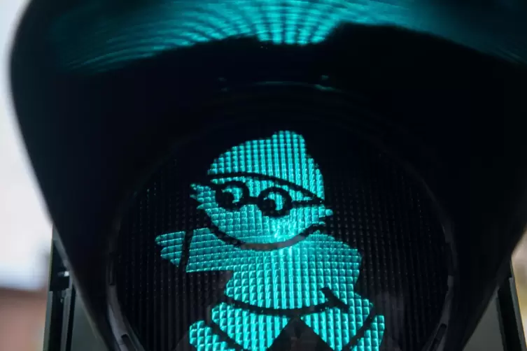 Das Mainzelm&auml;nnchen Det f&auml;llt aufmerksamen Betrachtern auf Ampeln in der Landeshauptstadt ins Auge. 