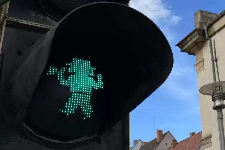 Ein Strohhutfest-Ampelm&auml;nnchen signalisiert in Frankenthal am Speyerer Tor, wann es &uuml;ber die Stra&szlig;e geht.