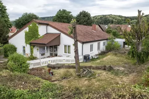 Umgeben von viel Grün und einem großen Außengelände liegt die Kita Sonnenkäfer in Oberotterbach. 