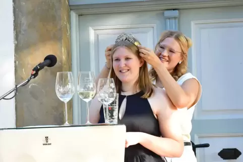 Vorgängerin Sophie Biel setzt Sandra Krebs die Krone auf.