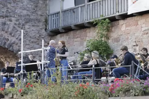 Das Crossover Orchester Westpfalz lieferte zwischen alten Burgmauern einige Beweise für sein breites musikalisches Repertoire.