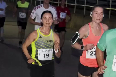 Lieferten sich beim Mitternachtslauf einen harten Zweikampf: Siegerin Anna Kirsch (TSG Eisenberg, links) und die US-Amerikanerin