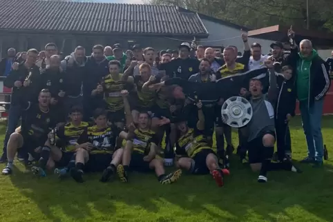 Jubelt zurecht: Die Mannschaft des SV Battweiler II spielte eine tolle Saison in der C-Klasse Pirmasens/Zweibrücken West.