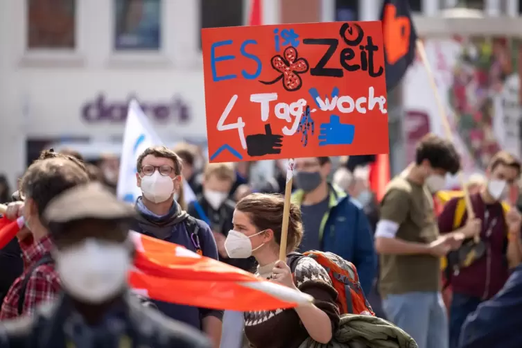 Viele Arbeitnehmer w&uuml;nschen sich eine Vier-Tage-Woche. Doch sie bringt nicht nur Vorteile mit sich. 