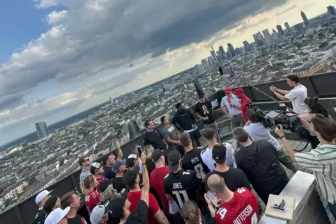 Im 27. Stock, Blick auf die Frankfurter Skyline, da fühlen sich die Atlanta Falcons fast wie in einer US-Metropole. Die Fans gen