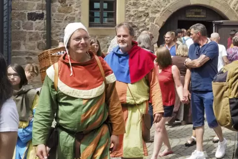 Die Mischung macht’s: hier Gewandete, dort Zivilisten.