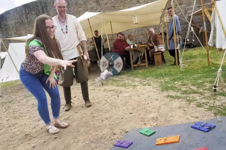 Mit Spiel und Spa&szlig;: Kuseline Lena Stutzkeitz probiert sich an einem Wurfspiel.