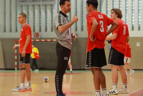 Evan Gordon (Nummer 3), im Gespräch mit seinem Natioltrainer Danilo Rojevic.