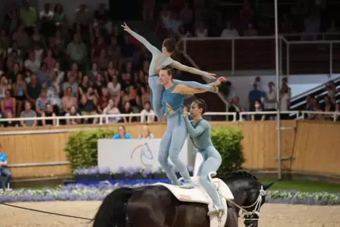 Hannah Steverding (Mitte) trägt Larina Herpertz, Gianna Ronca (rechts) stützt die Herxheimerin.