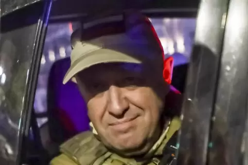 Jewgeni Prigoschin, der Eigentümer des Militärunternehmens Wagner Group, blickt aus einem Militärfahrzeug auf einer Straße in Ro