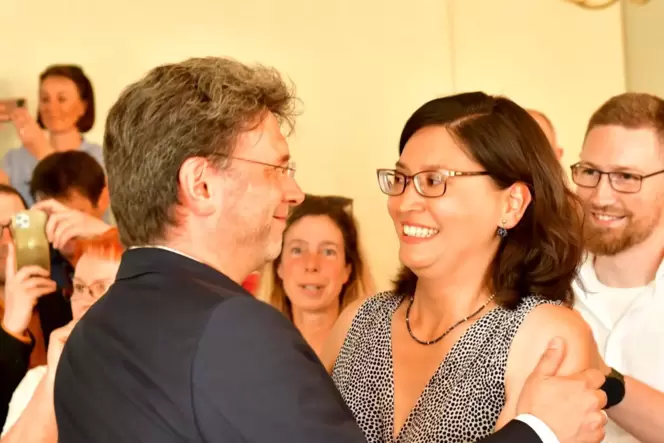 Gratulation für die Siegerin: Christoph Glogger umarmt Natalie Bauernschmitt nach dem Hitze-Krimi im Ratssaal. Rechts hinter der