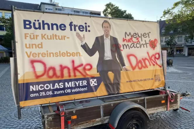 Meyer hat’s gemacht: von FWG-Mitgliedern nach dem Wahlsieg angepasster Werbeanhänger von Nicolas Meyer auf dem Rathausplatz.