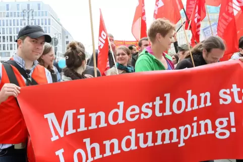 Demonstranten bei der Kundgebung des Deutschen Gewerkschaftsbundes DGB zum 1. Mai. Der heutige Vorschlag kommt von der Mindestlo