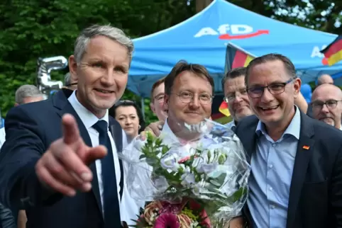 Björn Höcke, Vorsitzender der AfD Thüringen (links) und Tino Chrupalla, AfD-Bundesvorsitzender (rechts) gratulieren dem Wahlsieg