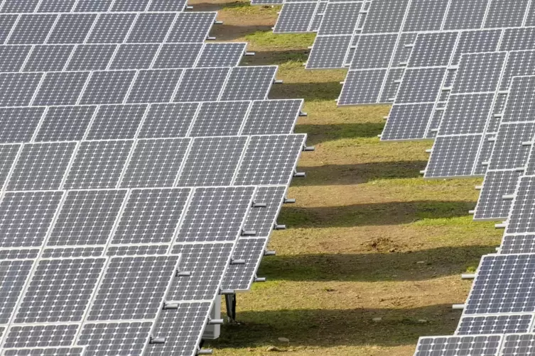 Sonnenstrom vom Feld: Andernorts gibt es schon Solarparks, in Odenbach könnte auch bald einer entstehen. 