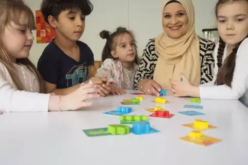 Erzieherin Türkan Ilgüner mit den Kindern Ariana, Mohamad, Mahdi, Maria und Karolina (von links). Spielerisch erkunden sie jede 