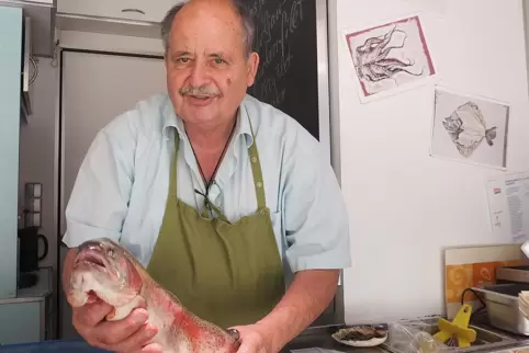 Michael Weyand – hier mit einer Forelle – ist 69 Jahre alt und kommt seit 28 Jahren auf den Zweibrücker Wochenmarkt. 