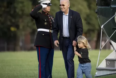 Joe Biden mit Enkel Beau am Sonntag in Washington.