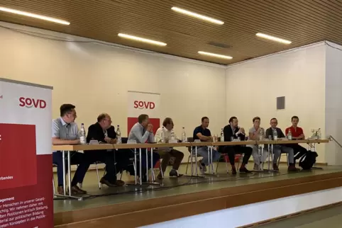 Die Diskussion wurde vom in der Mitte der acht Diskutanten sitzenden Christian Dirb geleitet, Landesgeschäftsführer des Sozialve